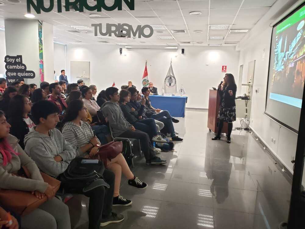 Doctora María Del Pilar Leal, dicta conferencia de turismo en la Universidad Le Cordon Bleu.