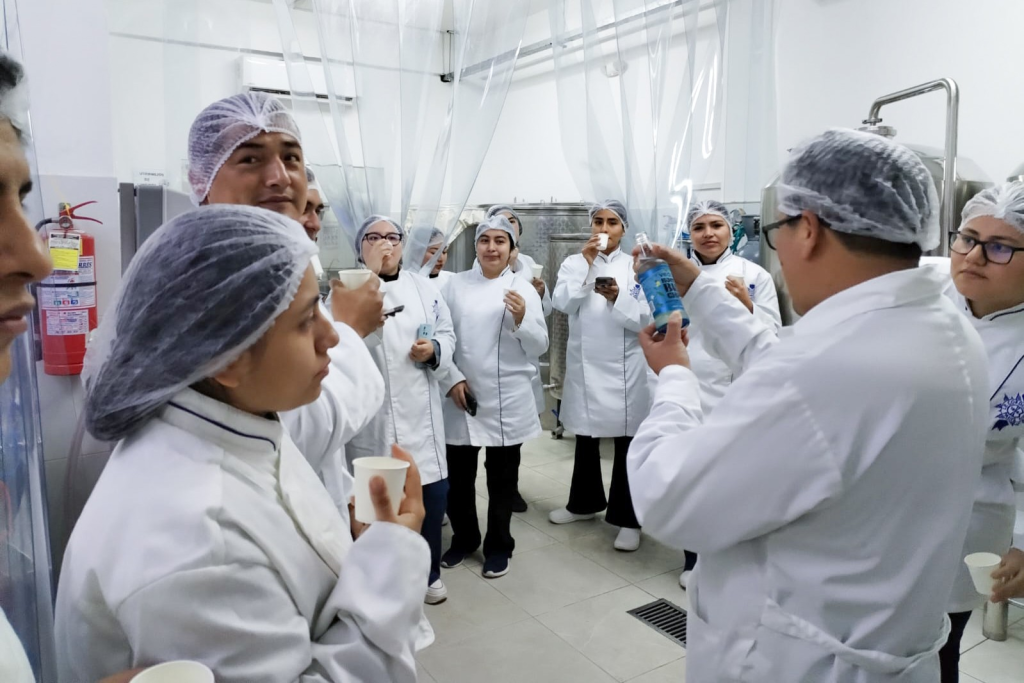 Estudiantes de Ingeniería en Industrias Alimentarias visitan la planta de VedaKombucha