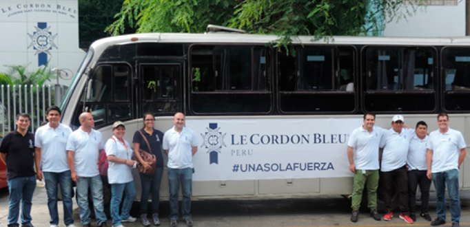 Chefs de Le Cordon Bleu Perú prepararon comida y bebidas que luego entregaron personalmente a damnificados de Huachipa